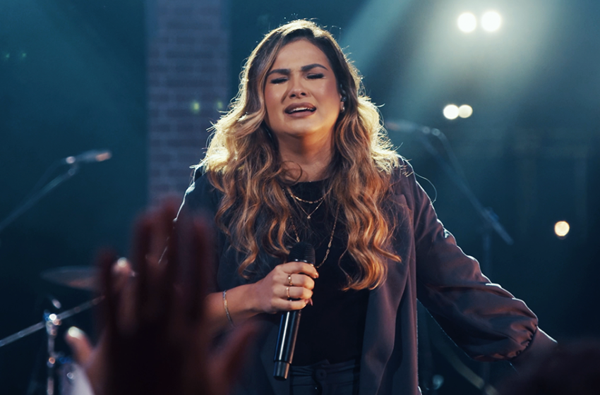  Bruna Olly apresenta o single “Deus Proverá”